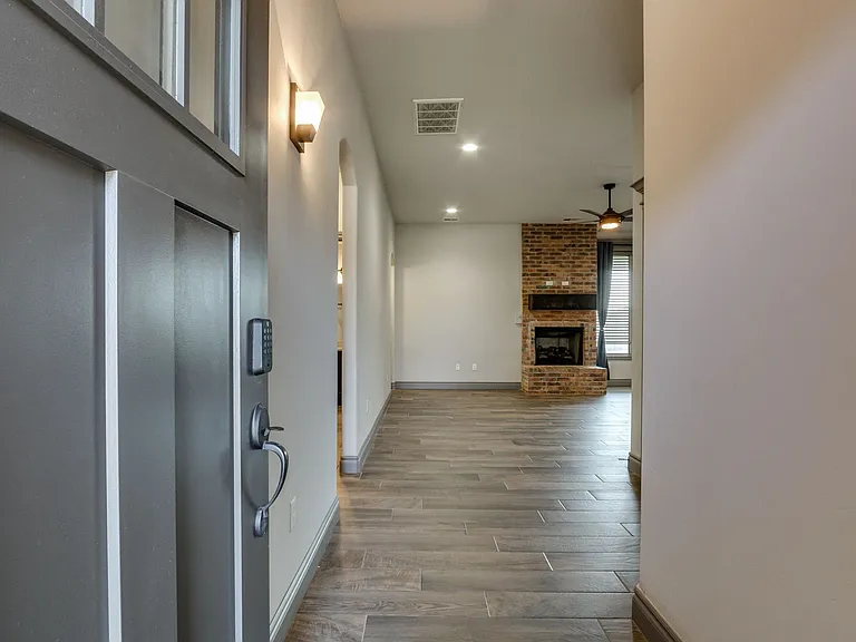 6133 Oxnard St — Photo 4