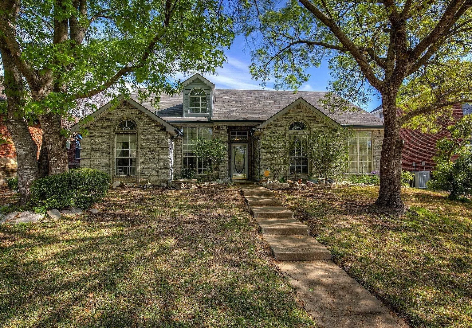4 bed, 2.0 bath, 1739 sqft, $2,800 — Photo 1