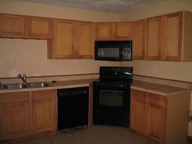 2nd image of 323 Ash St