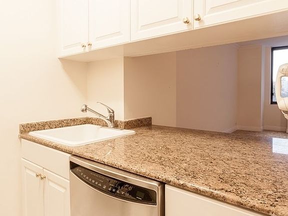 4th image of 210 E 65th St APT 6E