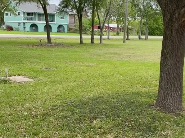 2702 Lake Rd, La Marque, TX 77568