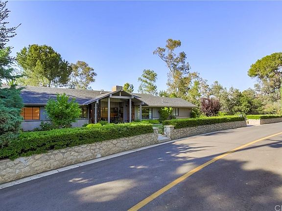 3rd image of 330 Mariposa Dr
