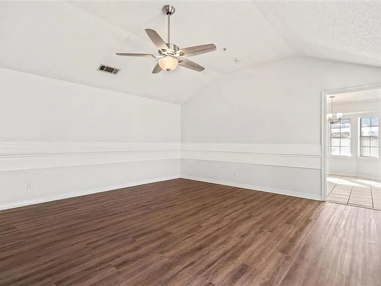 1240 Lynchburg Ct — Photo 3