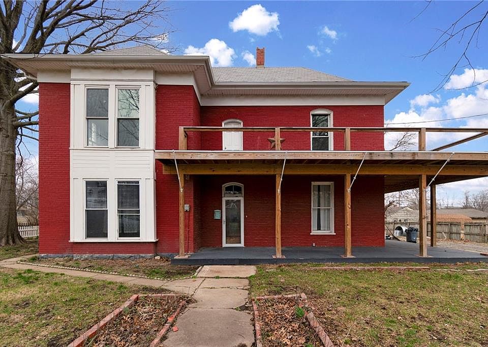 1st image of 608 W Maple St