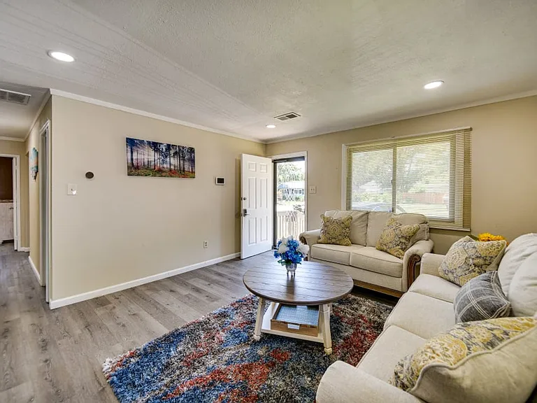 216 Matt Ln — Photo 4