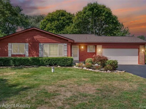 1943 Shewchenko Dr, Highland, MI 48356