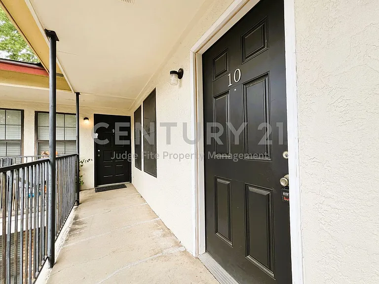1108 N Elm St #10 — Photo 4