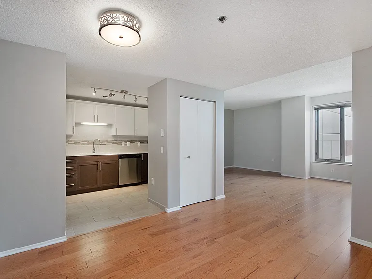 201 W Fulton St — Photo 12