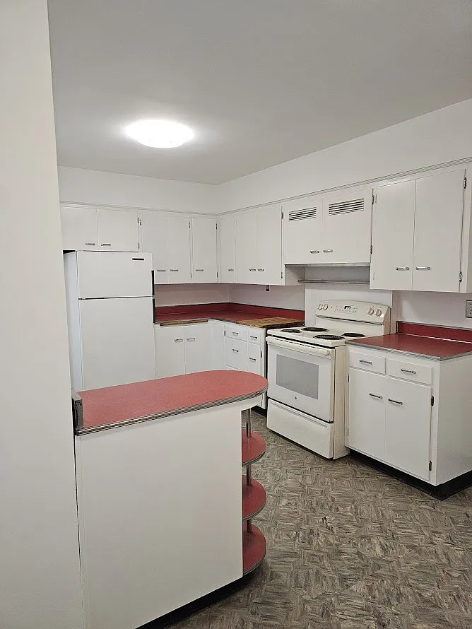 awesome kitchen - 333 N 9th Ave E #7