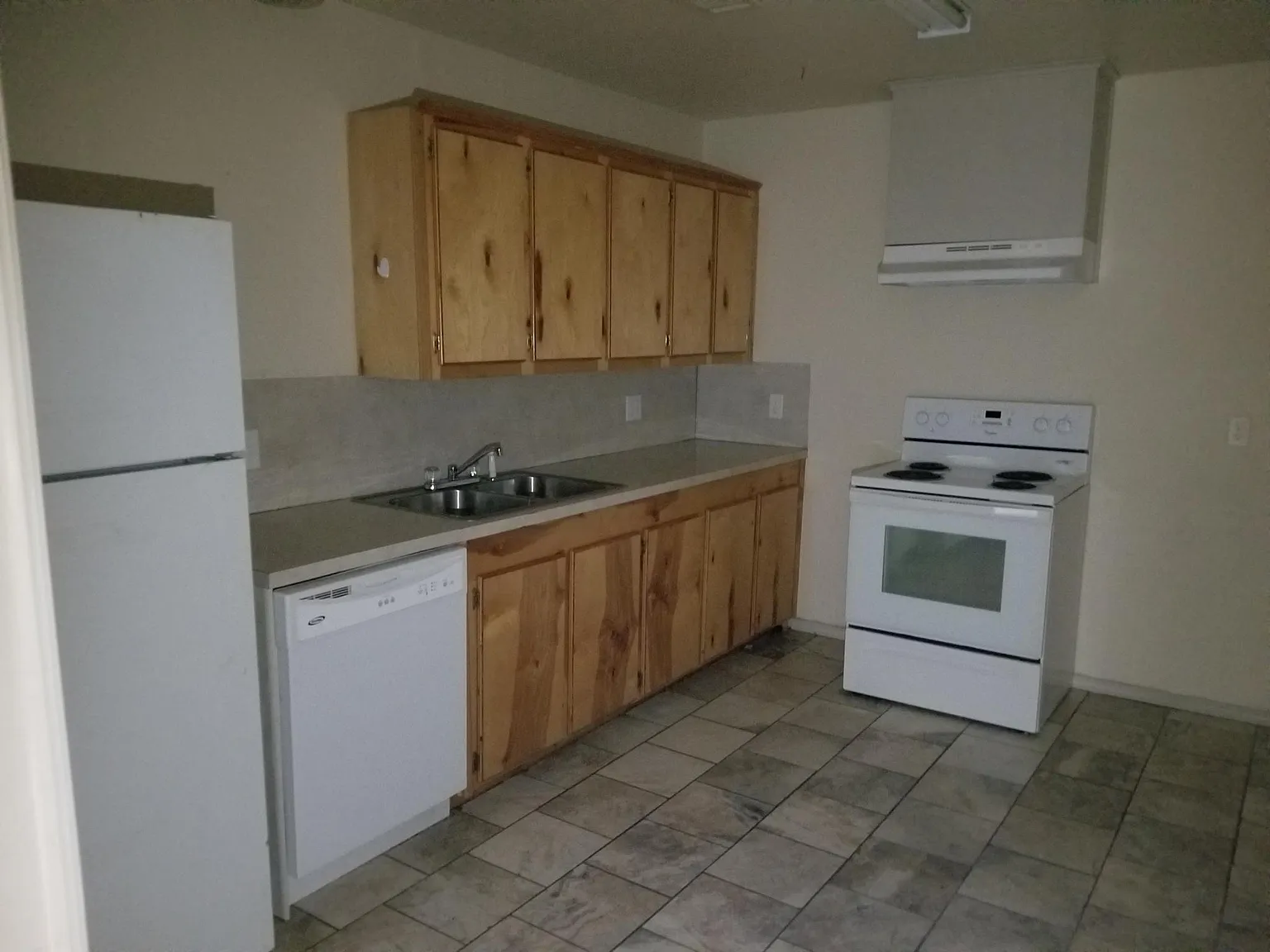 2 bed, 1.5 bath, 3200 sqft, $825 — Photo 4