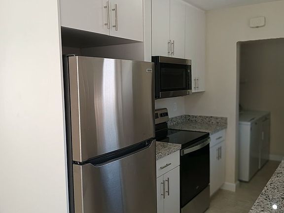3rd image of 811 NE 40th St #811/1