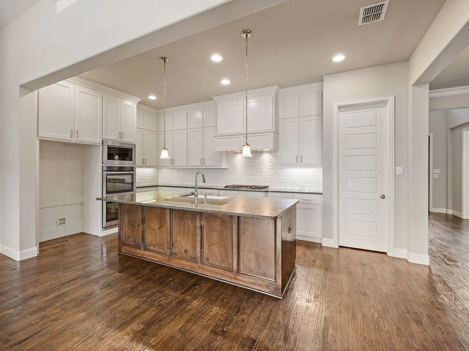 4 bed, 3959 sqft, $4,000 — Photo 3