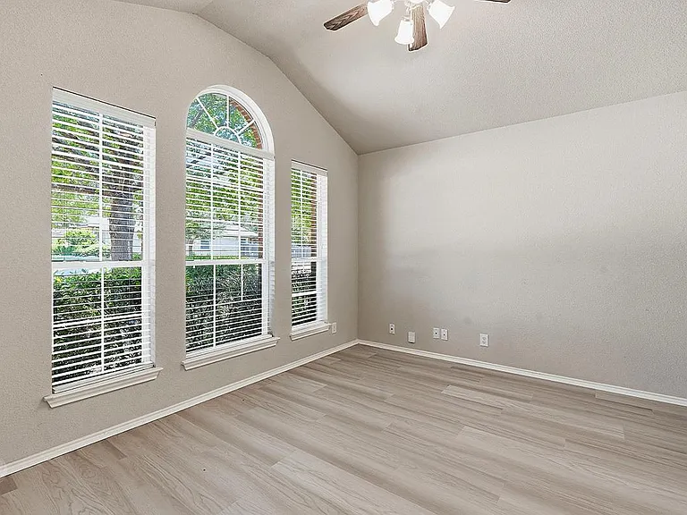 1918 Golden Arrow Ave — Photo 2