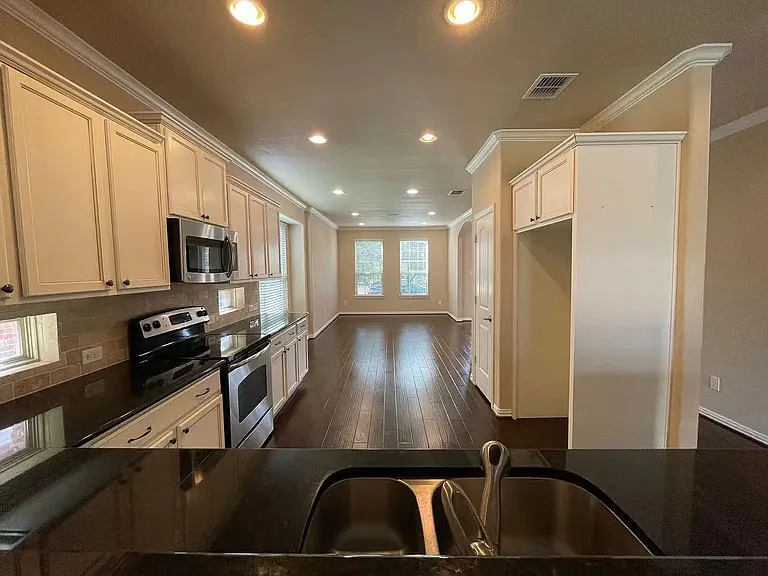 1700 Medina Ln — Photo 9