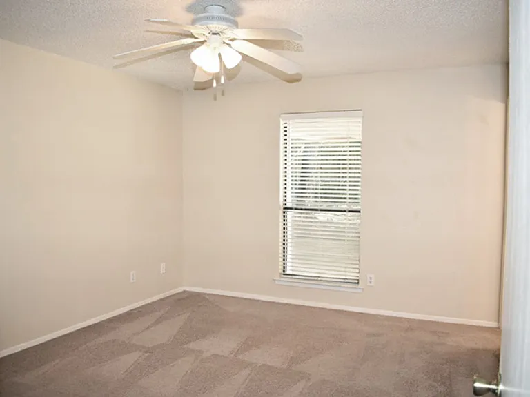 7009-7011 Overton Park — Photo 10