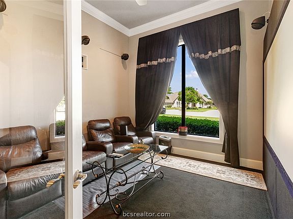 4th image of 1106 Royal Adelade Dr