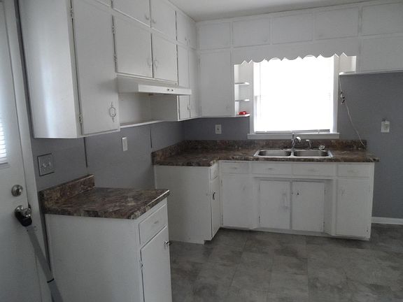 4th image of 1129 Woodslee St