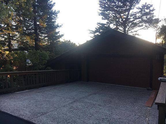 front of house with driveway and 2 car garage