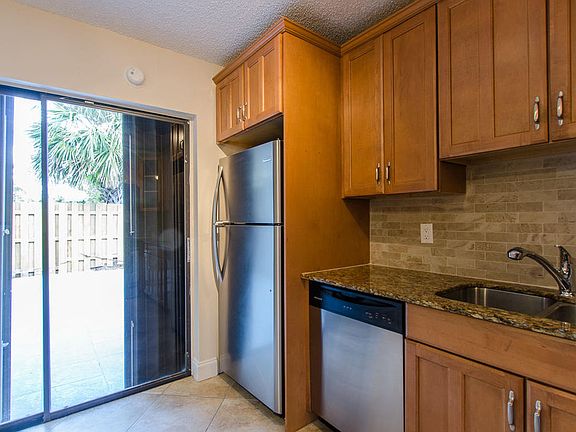 4th image of 87 Lake Arbor Dr