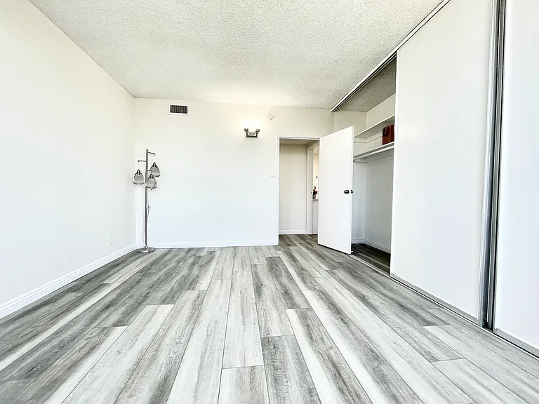 Occidental Towers Apartments — Photo 174