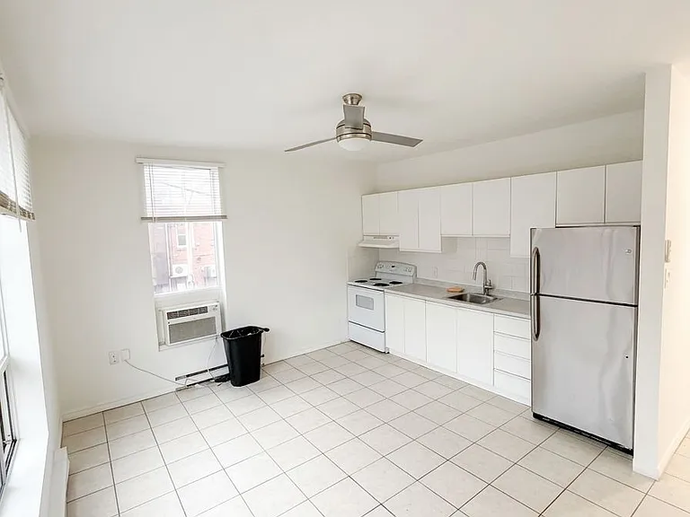 968 Bathurst St #4 — Photo 2