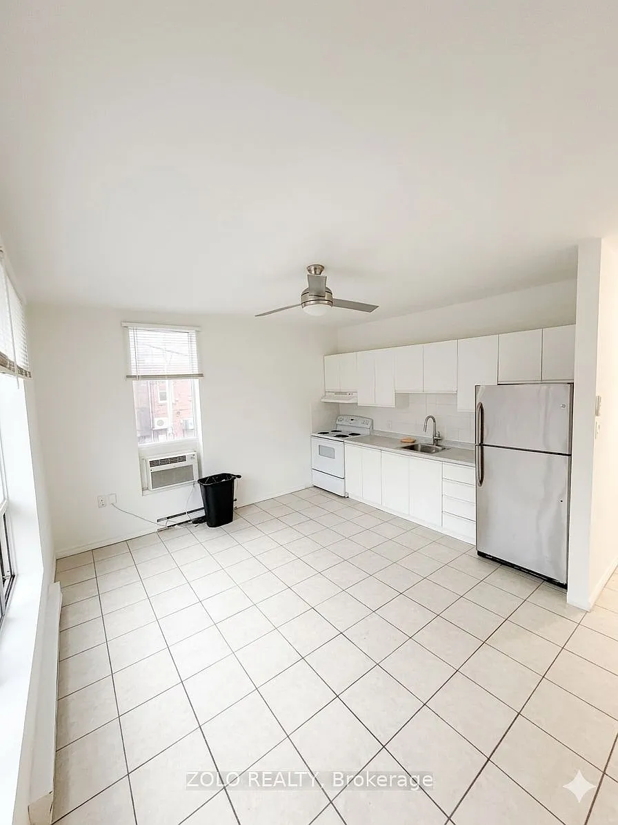 Building Photo - 968 Bathurst St #4
