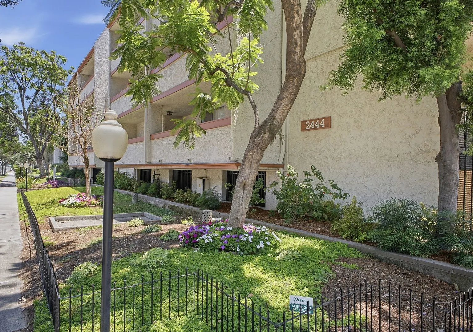 Bright & Spacious Top-Floor Condo in the Heart of Pasadena — Photo 1