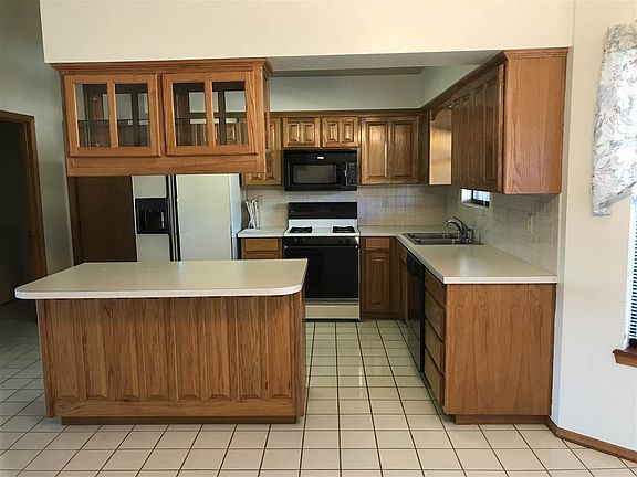 5th image of 3831 Basswood Dr