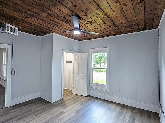 Bedroom #1- 14' x 14'
Closet- 2.5'x5'
2 windows, closet, 2 entry doors. View into living room.