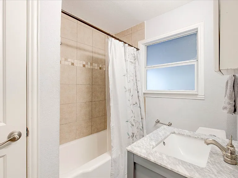 2801 W Biddison St — Photo 26
