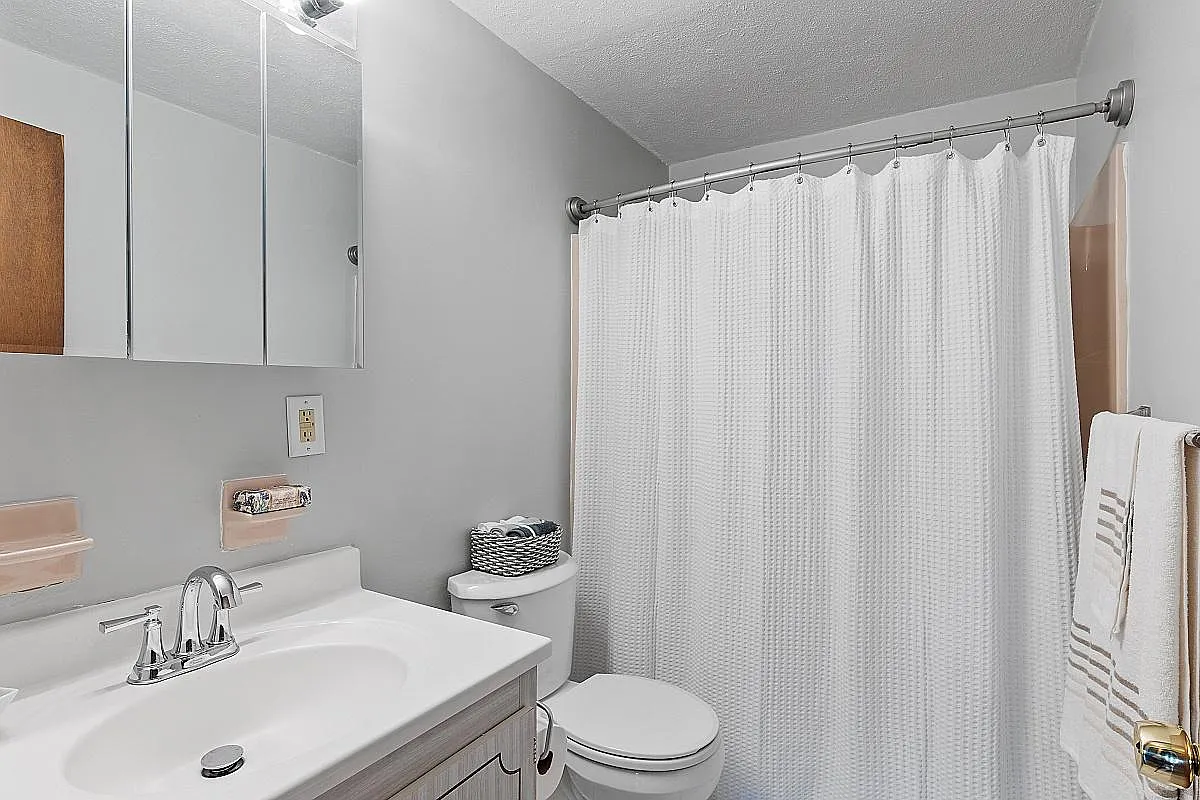2 bed, 910 sqft, $2,000 — Photo 2