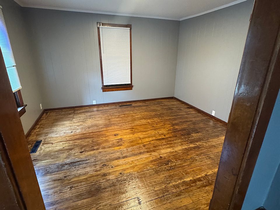 2nd image of 519 W Lincolnway