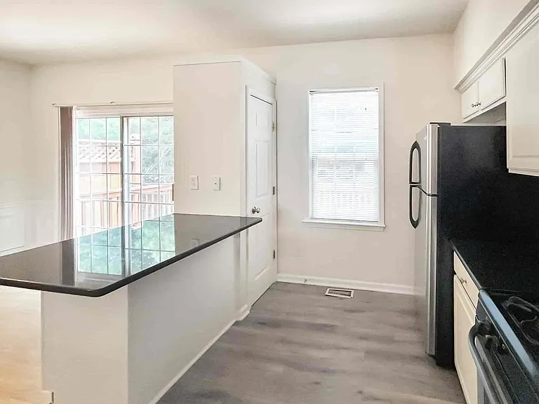 4033 Edgecomb Dr — Photo 10