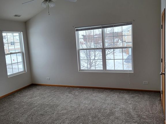 Master bed w/vaulted ceiling