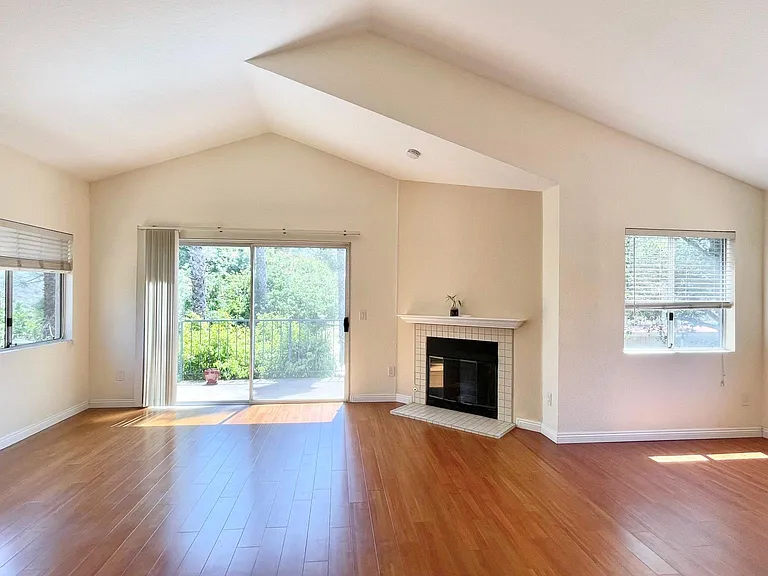 11321 Avenida De Los Lobos #D — Photo 14