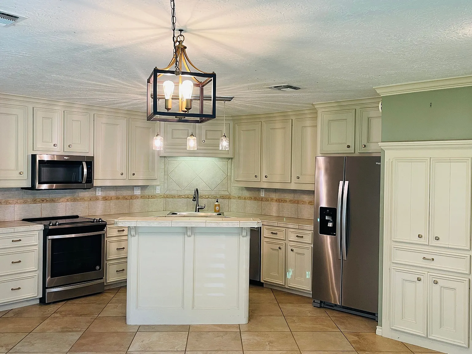 3 bed, 2.0 bath, 1910 sqft, $2,000 — Photo 4