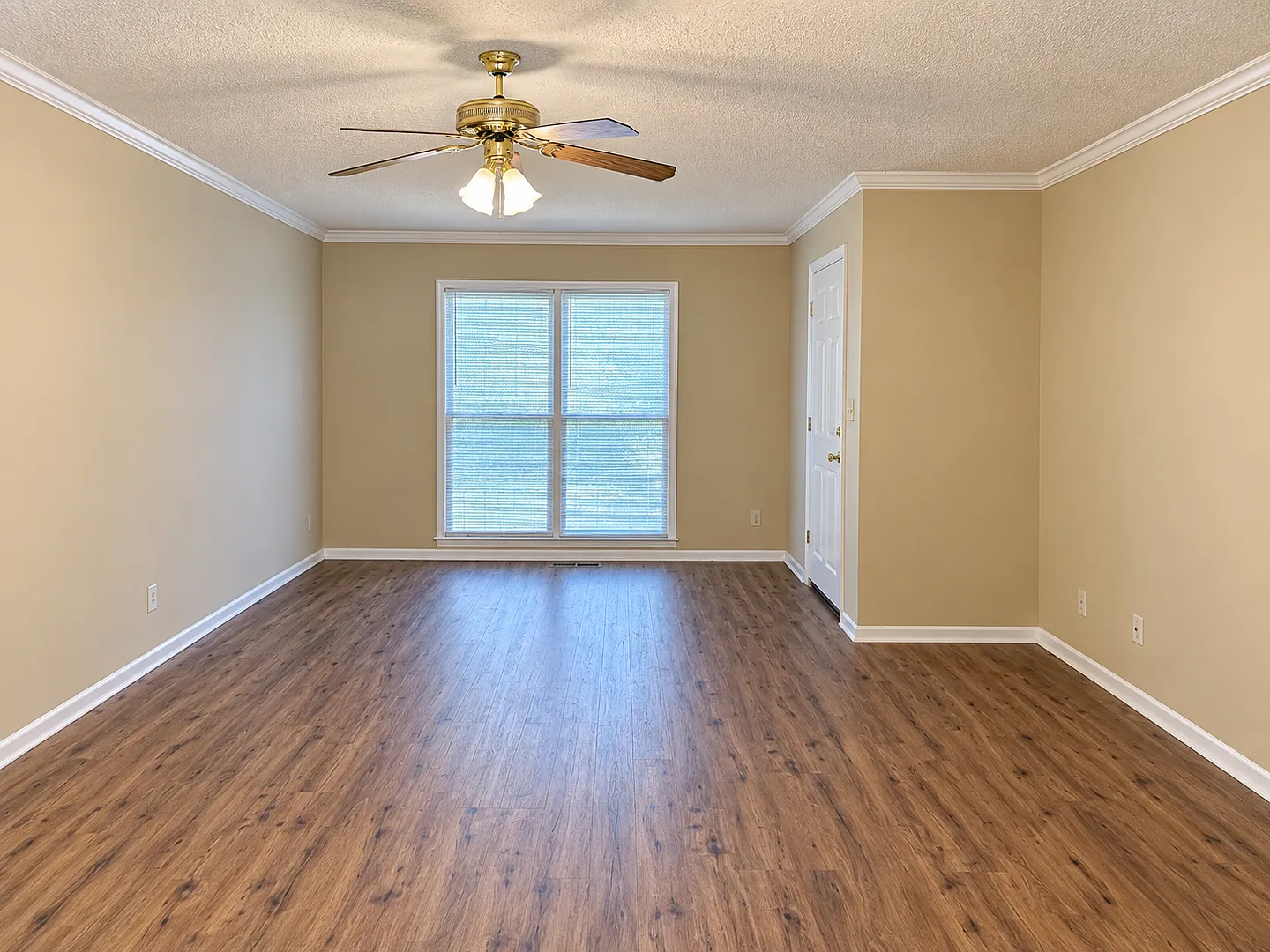 3813 Mayfair Lane — Photo 2
