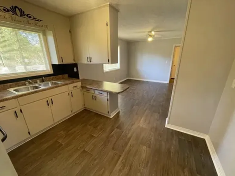 205 Lawrence Dr — Photo 4