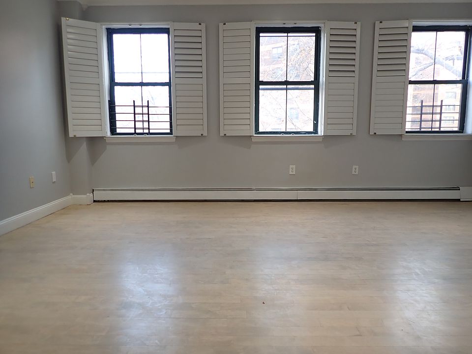 1st image of 424 Carlton Ave #3