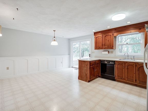 4th image of 47 Twin Brooks Cir