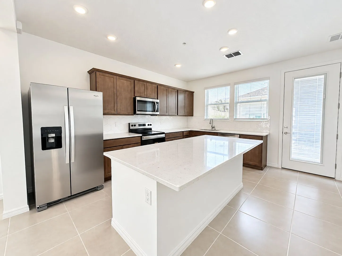 3 bed, 2.5 bath, 1652 sqft, $2,700 — Photo 4