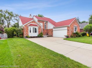 8840 Summers Ct, Utica, MI 48317