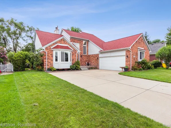 8840 Summers Ct, Utica, MI 48317