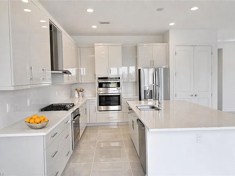 12770 Woodbury Dr — Photo 5