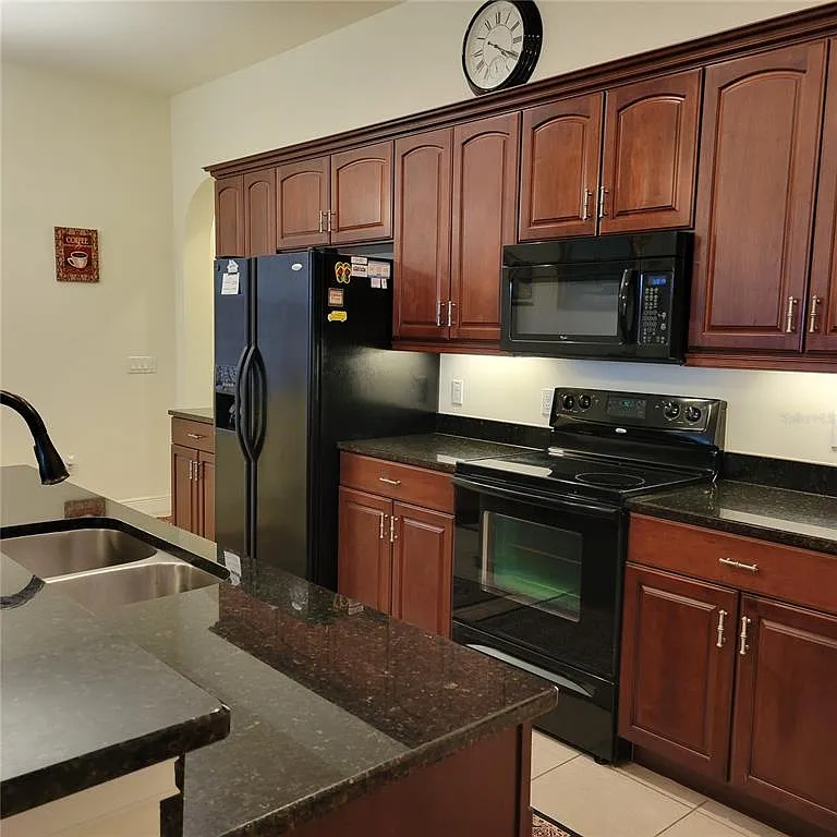 3 bed, 2.0 bath, 1756 sqft, $4,995 — Photo 3