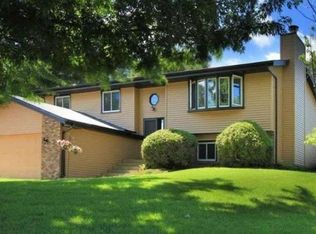 17135 Round Lake Rd, Eden Prairie, MN 55346