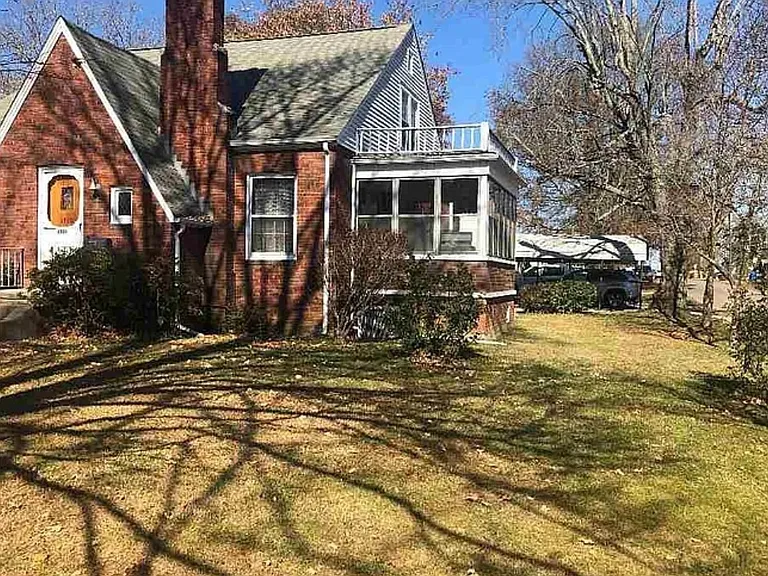 1300 Olive St — Photo 2