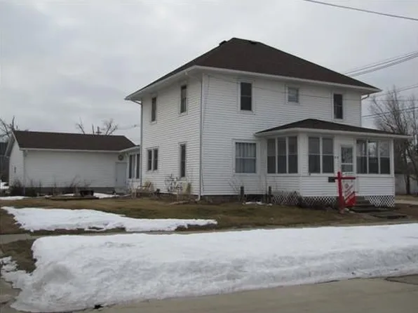 612 W 10th St, Vinton, IA 52349