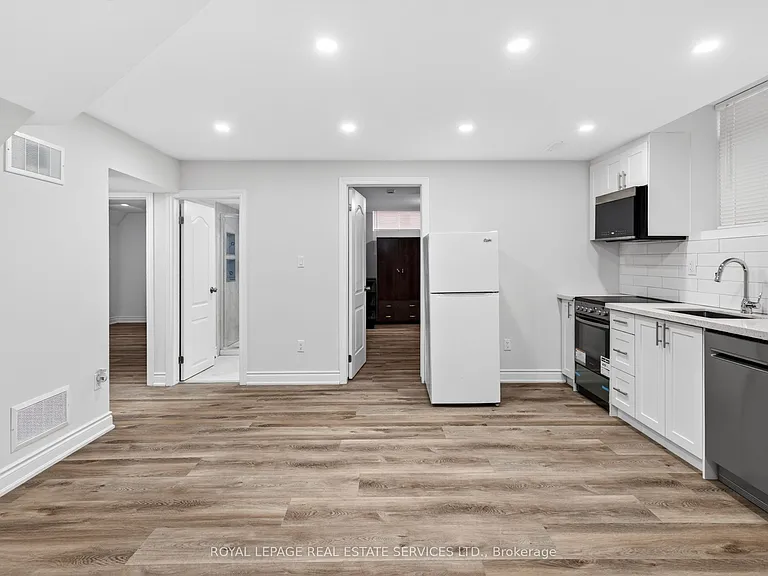 48 Eringate Ct #LOWER — Photo 8