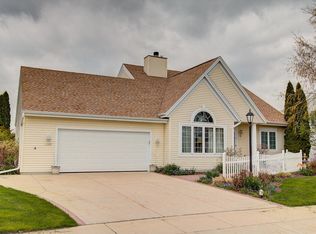 1140 Sandpiper Dr, Oconomowoc, WI 53066